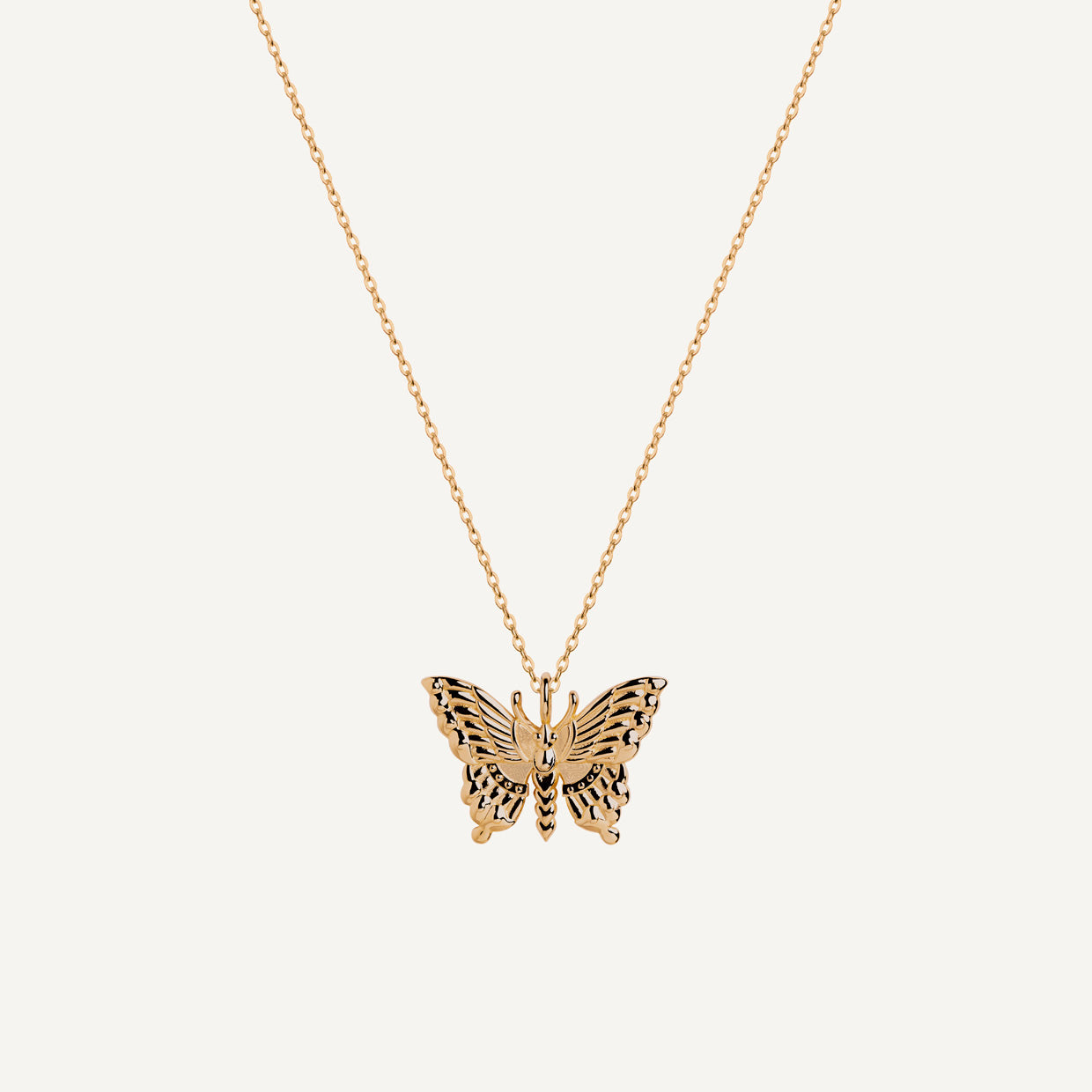 Collar Día Gold es una pieza realizada a mano con métodos de joyería tradicional en latón, chapada en oro de 24k con una capa protectora que extiende la durabilidad del chapado.