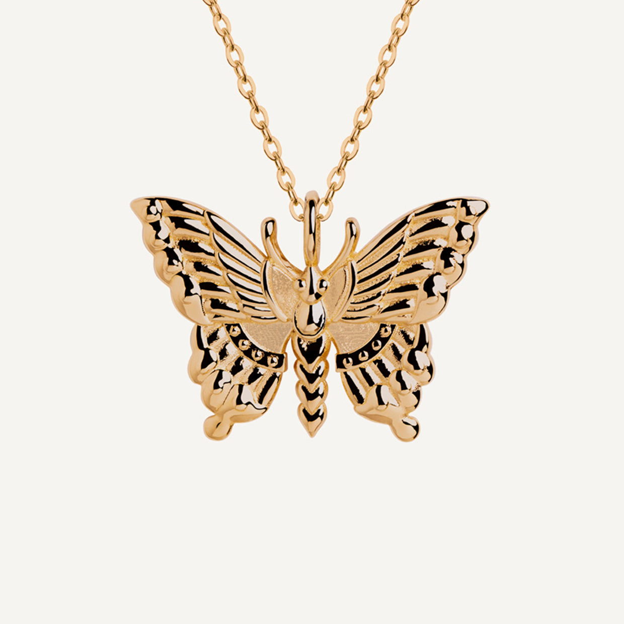 Collar Día Gold es una pieza realizada a mano con métodos de joyería tradicional en latón, chapada en oro de 24k con una capa protectora que extiende la durabilidad del chapado.