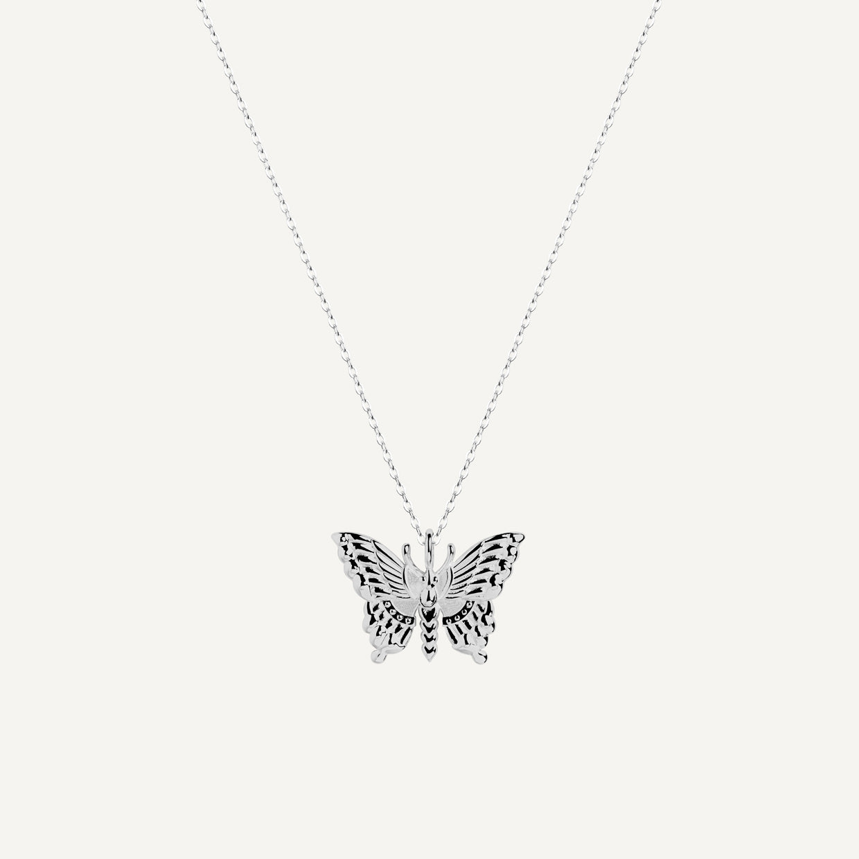 Collar Día Silver es una pieza realizada a mano con métodos de joyería tradicional en latón, chapada en plata 925 con una capa protectora que extiende la durabilidad del chapado.