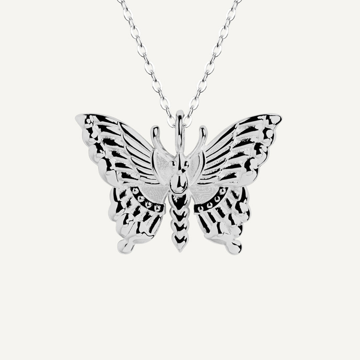 Collar Día Silver es una pieza realizada a mano con métodos de joyería tradicional en latón, chapada en plata 925 con una capa protectora que extiende la durabilidad del chapado.