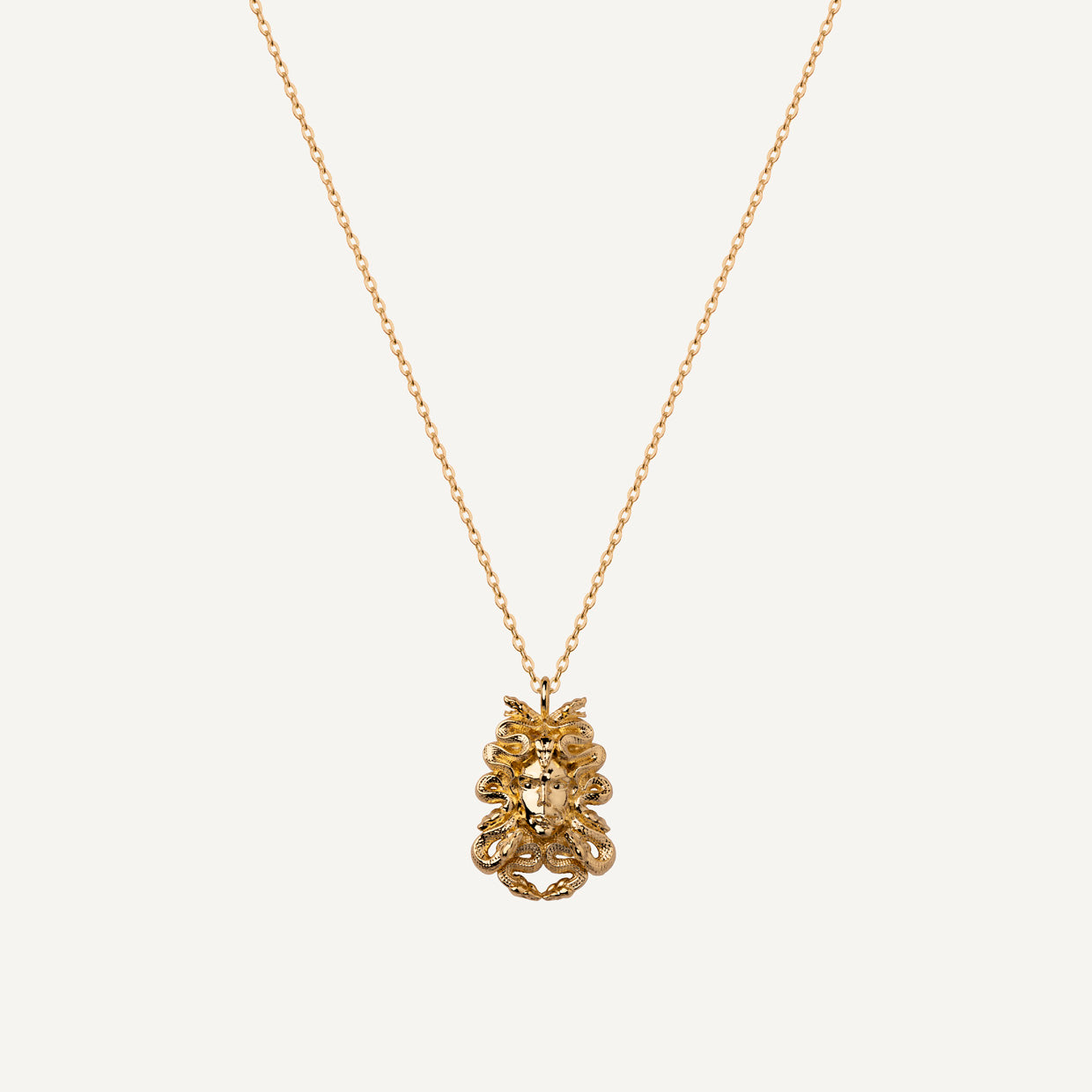 Collar Medusa Gold es una pieza realizada a mano con métodos de joyería tradicional en latón, chapada en oro de 24k con una capa protectora que extiende la durabilidad del chapado.