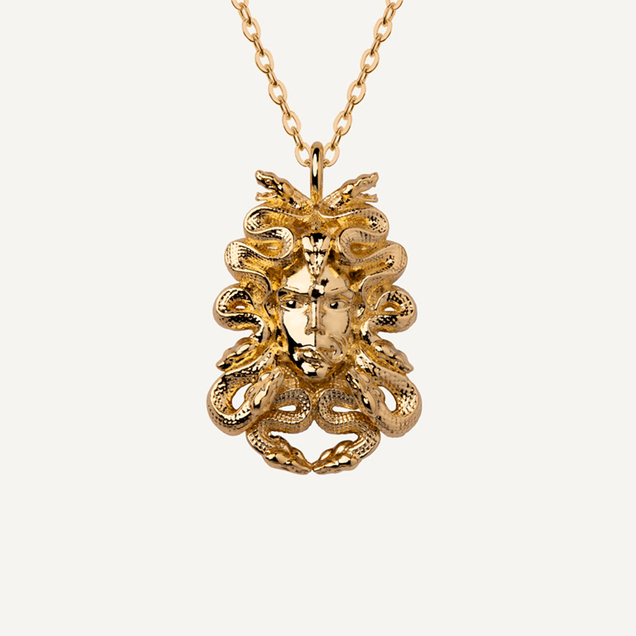 Collar Medusa Gold es una pieza realizada a mano con métodos de joyería tradicional en latón, chapada en oro de 24k con una capa protectora que extiende la durabilidad del chapado.