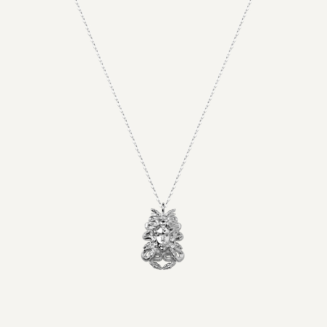 Collar Medusa Silver es una pieza realizada a mano con métodos de joyería tradicional en latón, chapada en plata 925 con una capa protectora que extiende la durabilidad del chapado.