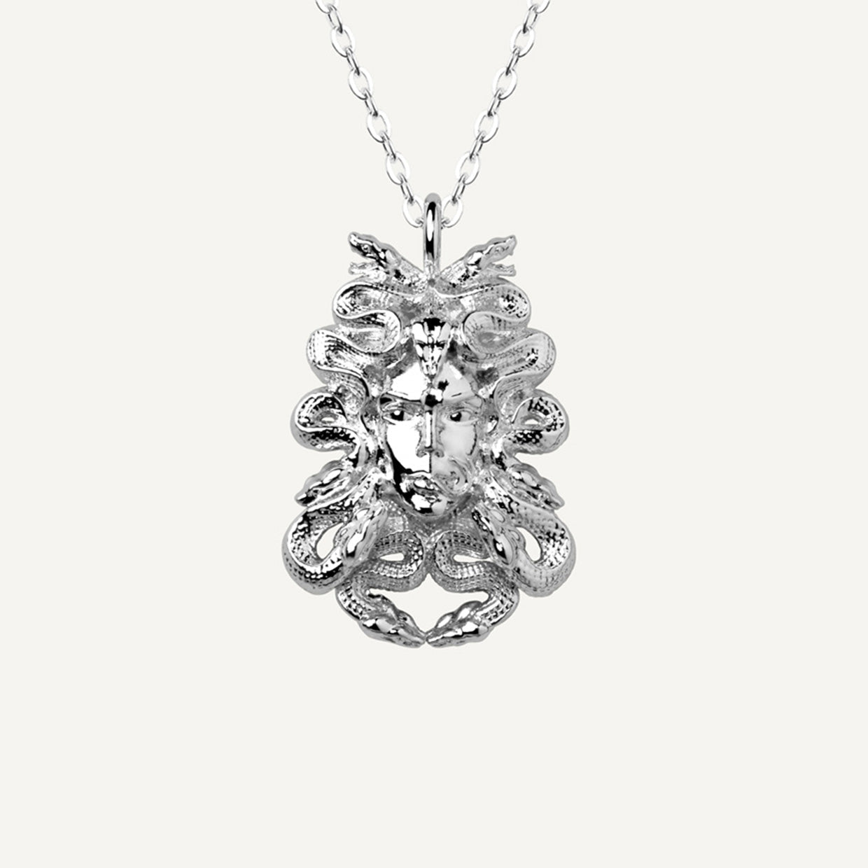 Collar Medusa Silver es una pieza realizada a mano con métodos de joyería tradicional en latón, chapada en plata 925 con una capa protectora que extiende la durabilidad del chapado.