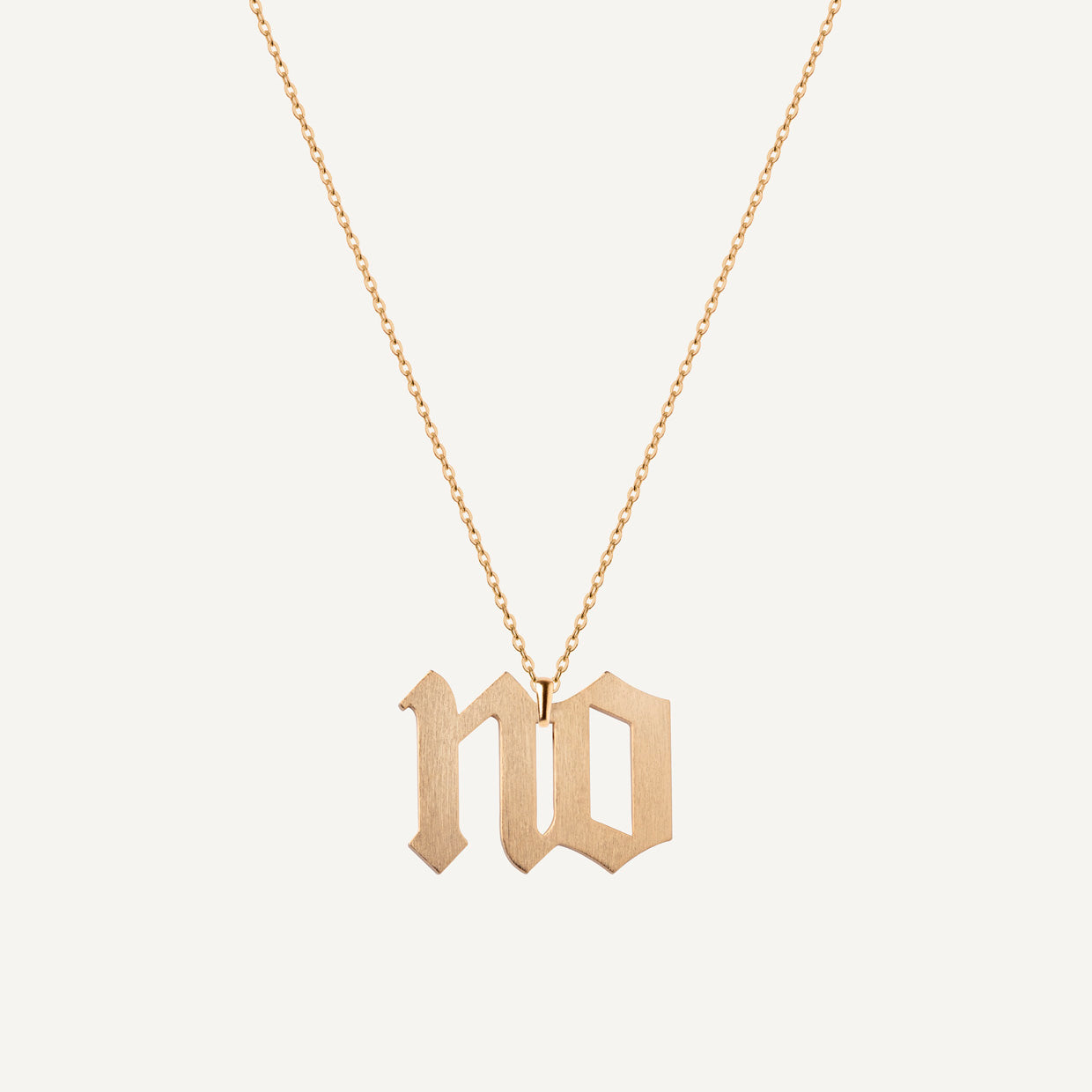 Collar NO Gold es una pieza realizada a mano con métodos de joyería tradicional en latón, chapada en oro de 24k con una capa protectora que extiende la durabilidad del chapado.
