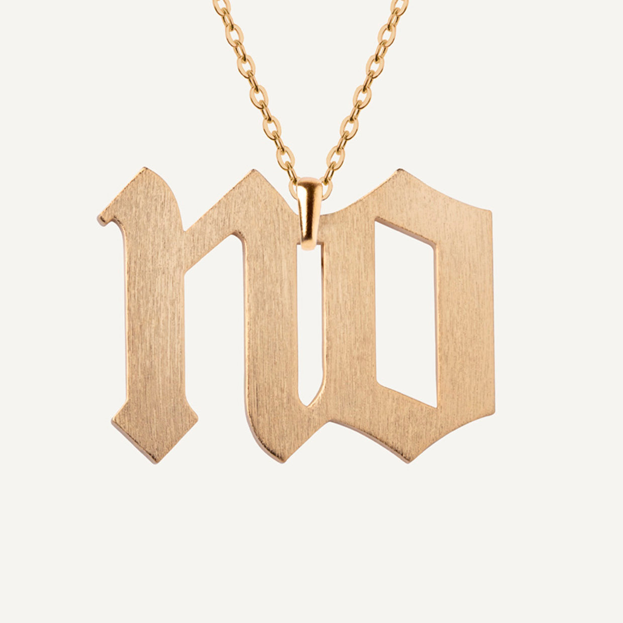 Collar NO Gold es una pieza realizada a mano con métodos de joyería tradicional en latón, chapada en oro de 24k con una capa protectora que extiende la durabilidad del chapado.