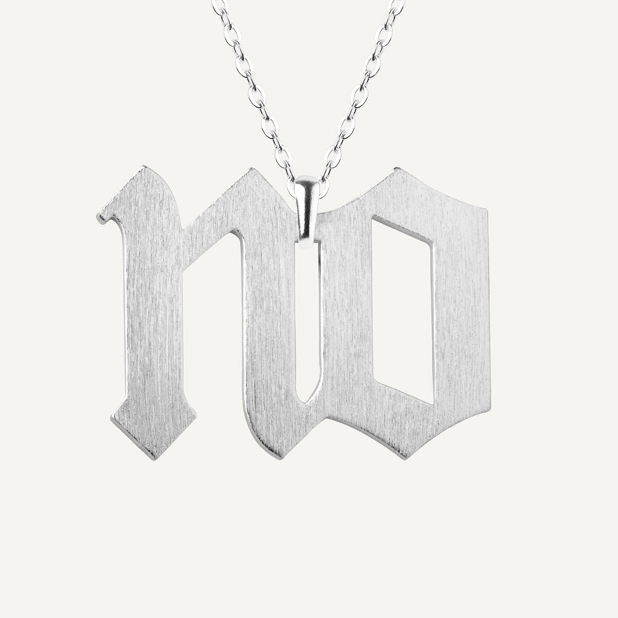 Collar NO Silver es una pieza realizada a mano con métodos de joyería tradicional en latón, chapada en Plata 925 con una capa protectora que extiende la durabilidad del chapado.