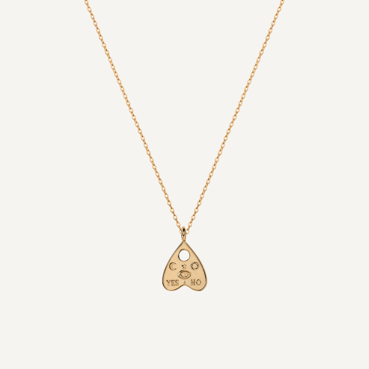 Collar Ouija Gold es una pieza realizada a mano con métodos de joyería tradicional en latón, chapada en oro de 24k con una capa protectora que extiende la durabilidad del chapado.