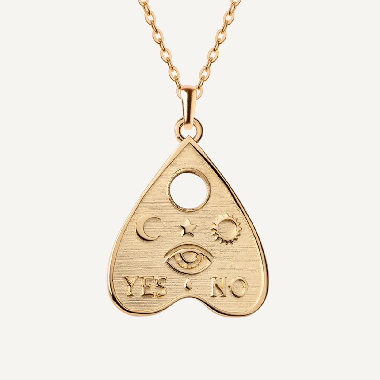 Collar Ouija Gold es una pieza realizada a mano con métodos de joyería tradicional en latón, chapada en oro de 24k con una capa protectora que extiende la durabilidad del chapado.