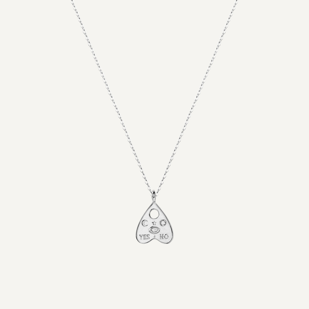Collar Ouija Silver es una pieza realizada a mano con métodos de joyería tradicional en latón, chapada en plata 925 con una capa protectora que extiende la durabilidad del chapado.