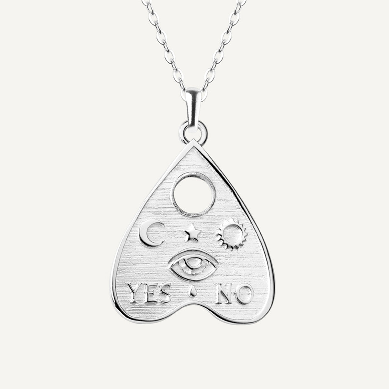 Collar Ouija Silver es una pieza realizada a mano con métodos de joyería tradicional en latón, chapada en plata 925 con una capa protectora que extiende la durabilidad del chapado.