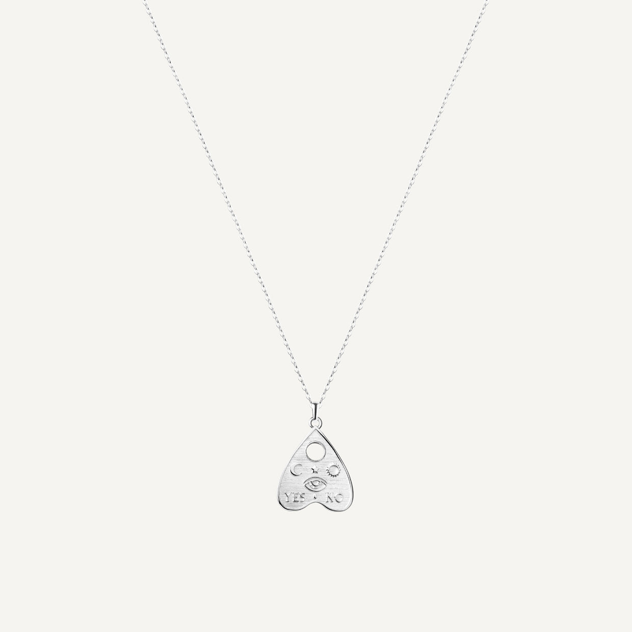 Collar Ouija Silver es una pieza realizada a mano con métodos de joyería tradicional en latón, chapada en plata 925 con una capa protectora que extiende la durabilidad del chapado.
