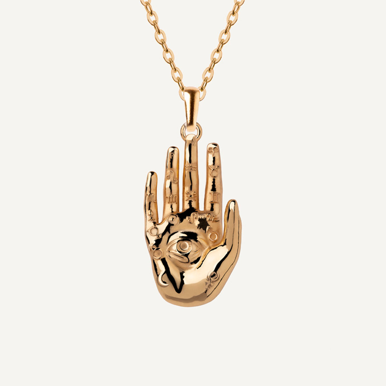 Collar Palmreader Gold es una pieza realizada a mano con métodos de joyería tradicional en latón, chapada en oro de 24k con una capa protectora que extiende la durabilidad del chapado.