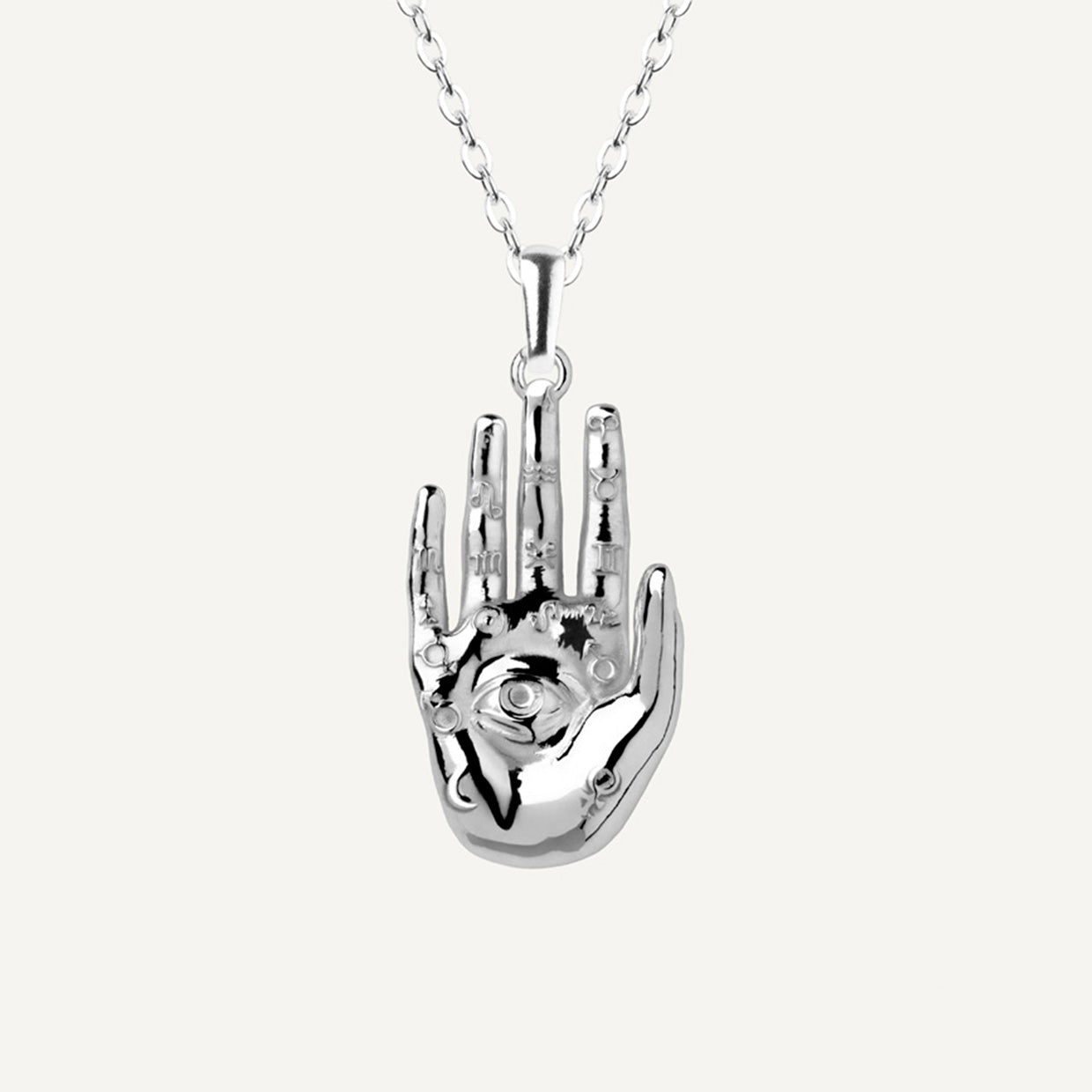Collar Palm reader Silver es una pieza realizada a mano con métodos de joyería tradicional en latón, chapada en plata 925 con una capa protectora que extiende la durabilidad del chapado.