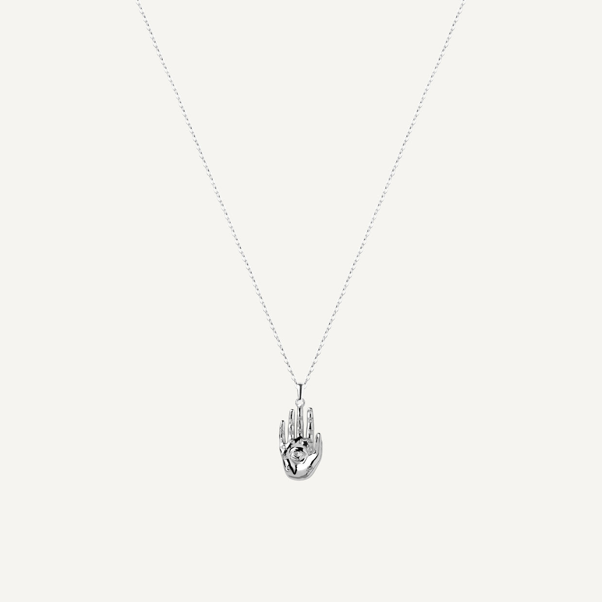 Collar Palm reader Silver es una pieza realizada a mano con métodos de joyería tradicional en latón, chapada en plata 925 con una capa protectora que extiende la durabilidad del chapado.