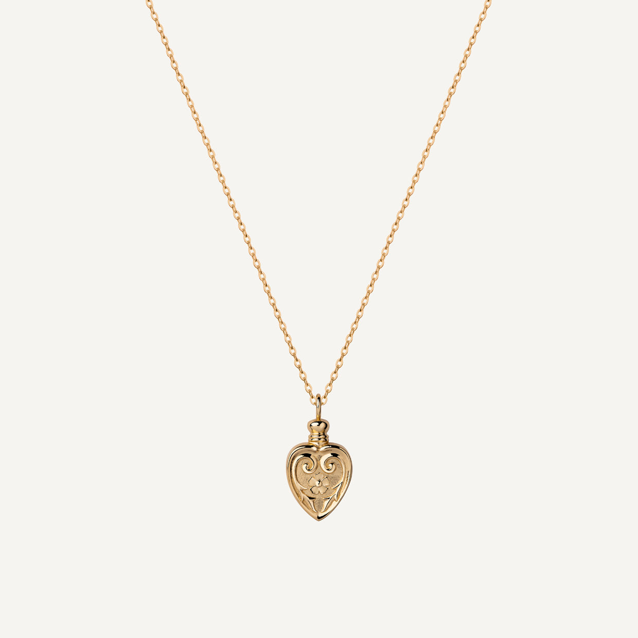 Collar Poison Gold es una pieza realizada a mano con métodos de joyería tradicional en latón, chapada en oro de 24k con una capa protectora que extiende la durabilidad del chapado.