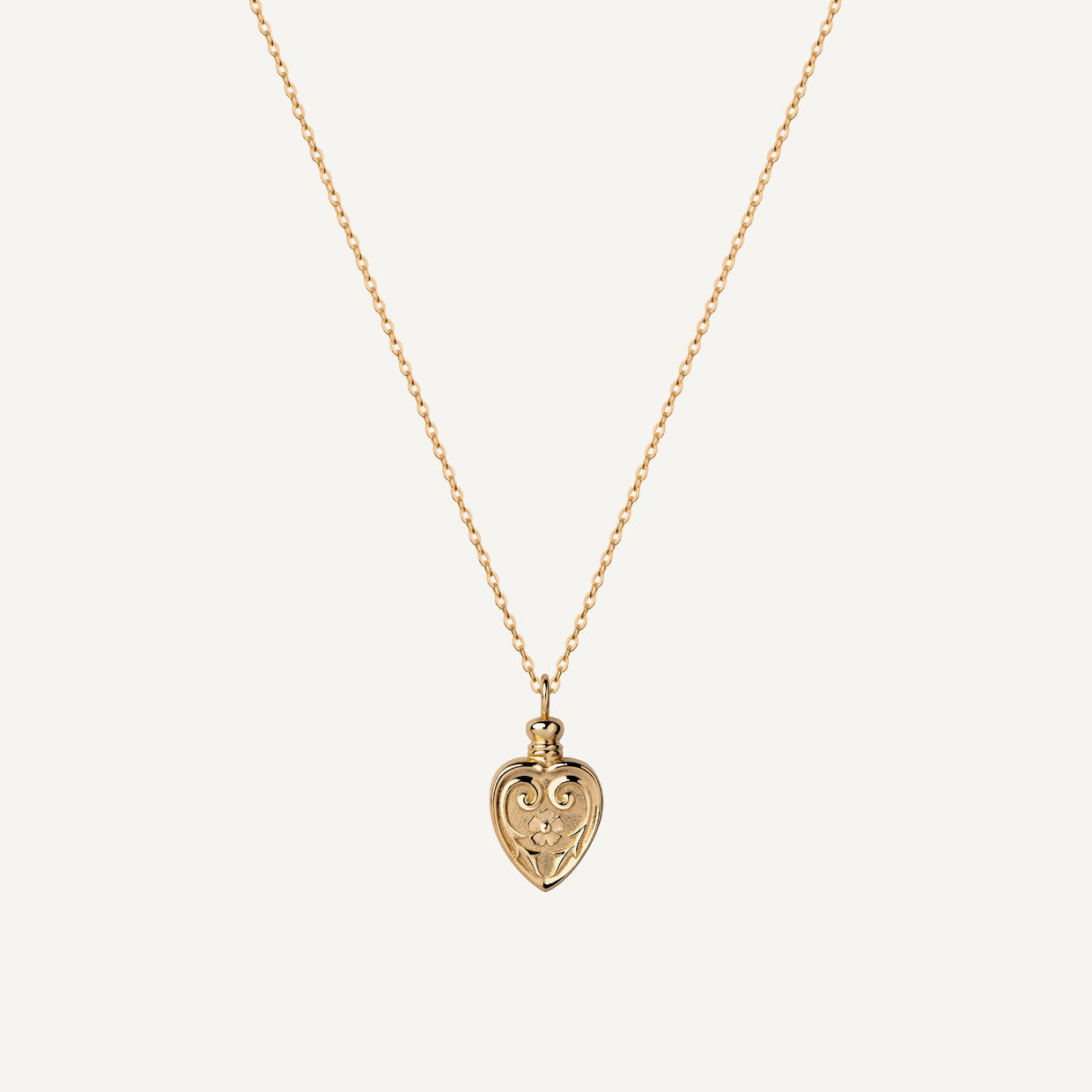 Collar Poison Gold es una pieza realizada a mano con métodos de joyería tradicional en latón, chapada en oro de 24k con una capa protectora que extiende la durabilidad del chapado.