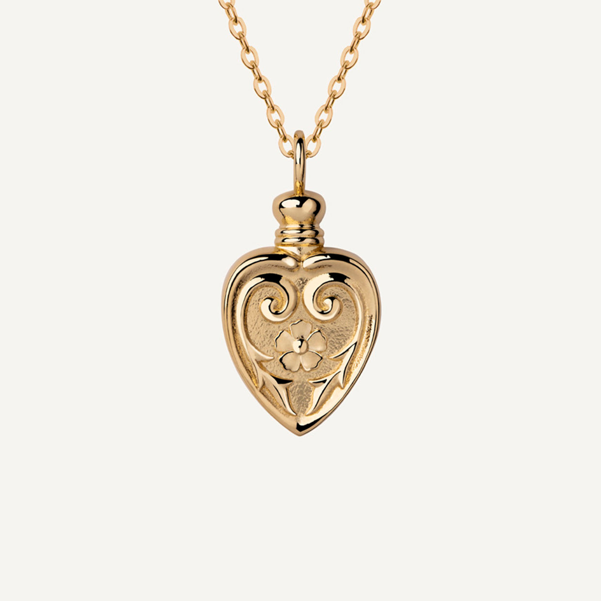 Collar Poison Gold es una pieza realizada a mano con métodos de joyería tradicional en latón, chapada en oro de 24k con una capa protectora que extiende la durabilidad del chapado.