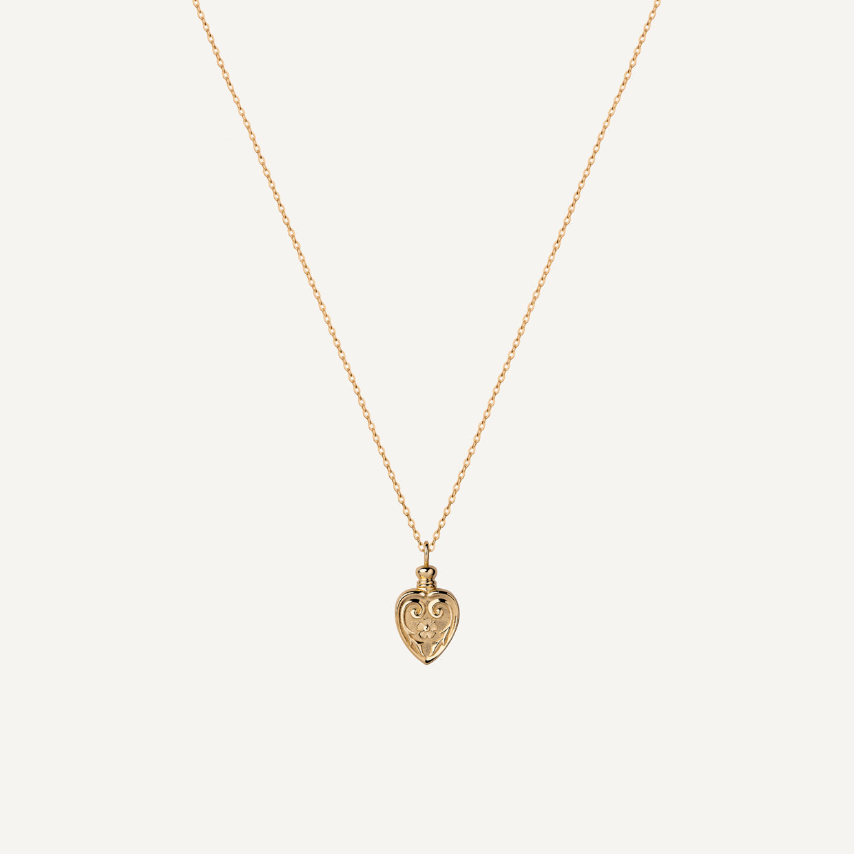 Collar Poison Gold es una pieza realizada a mano con métodos de joyería tradicional en latón, chapada en oro de 24k con una capa protectora que extiende la durabilidad del chapado.