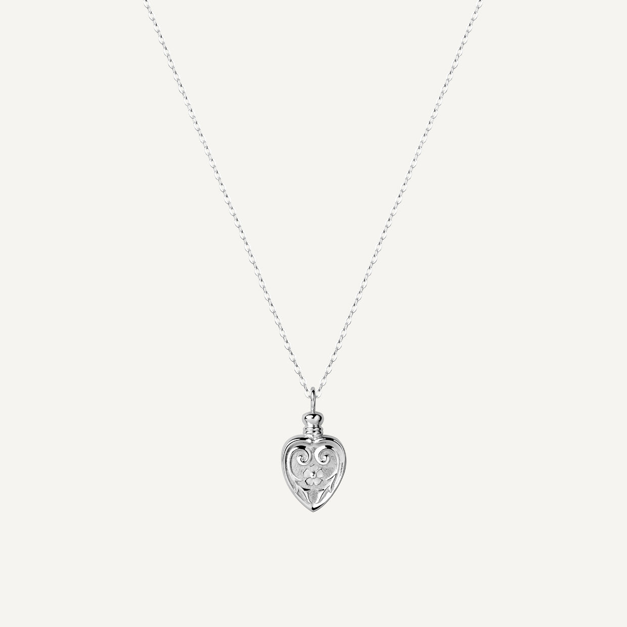 Collar Poison Silver es una pieza realizada a mano con métodos de joyería tradicional en latón, chapada en plata 925 con una capa protectora que extiende la durabilidad del chapado.