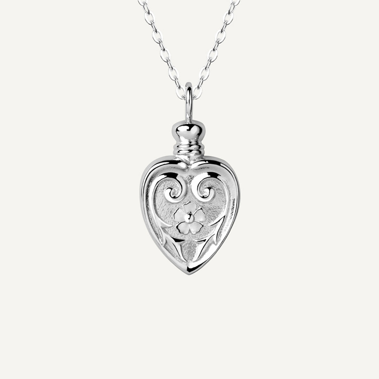 Collar Poison Silver es una pieza realizada a mano con métodos de joyería tradicional en latón, chapada en plata 925 con una capa protectora que extiende la durabilidad del chapado.