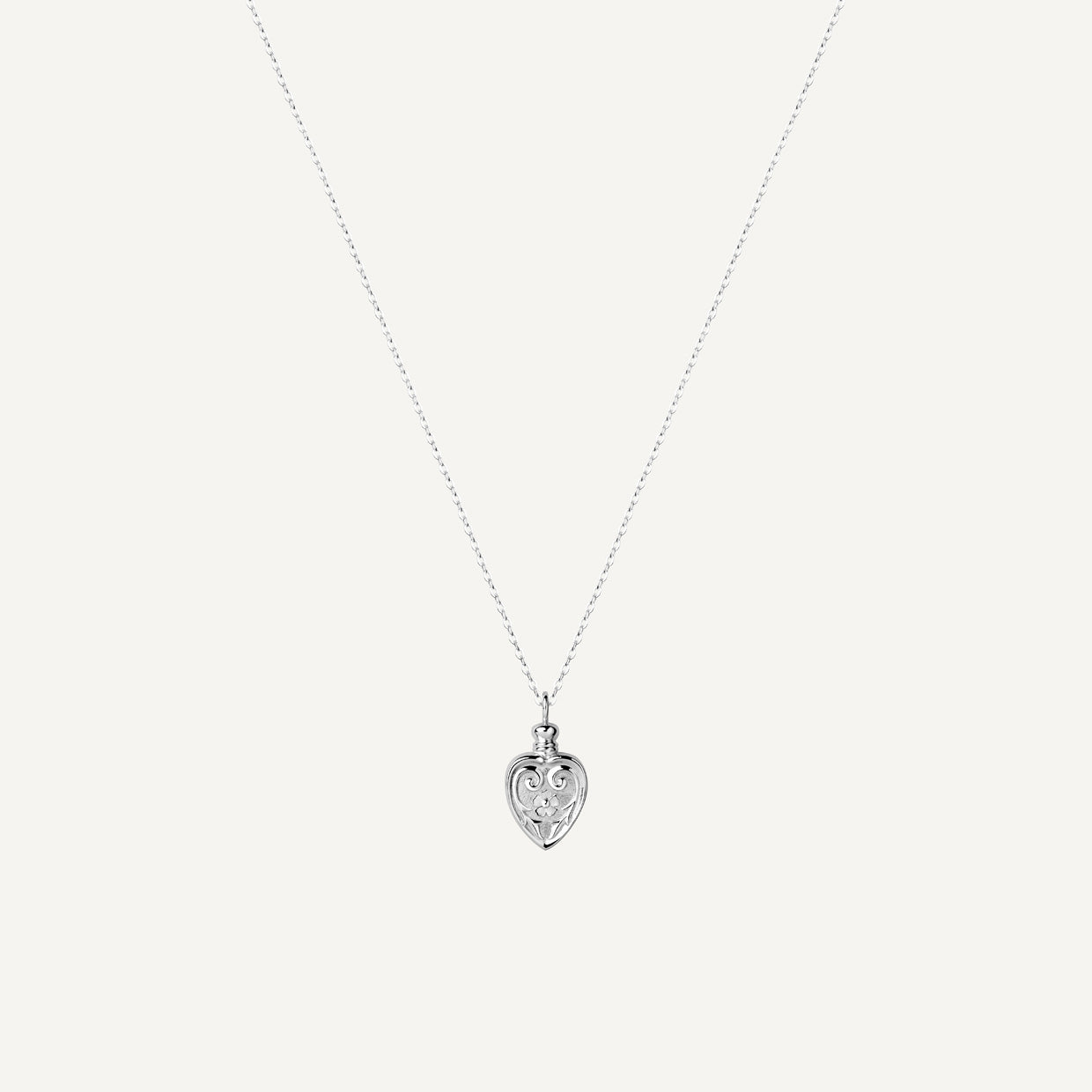 Collar Poison Silver es una pieza realizada a mano con métodos de joyería tradicional en latón, chapada en plata 925 con una capa protectora que extiende la durabilidad del chapado.
