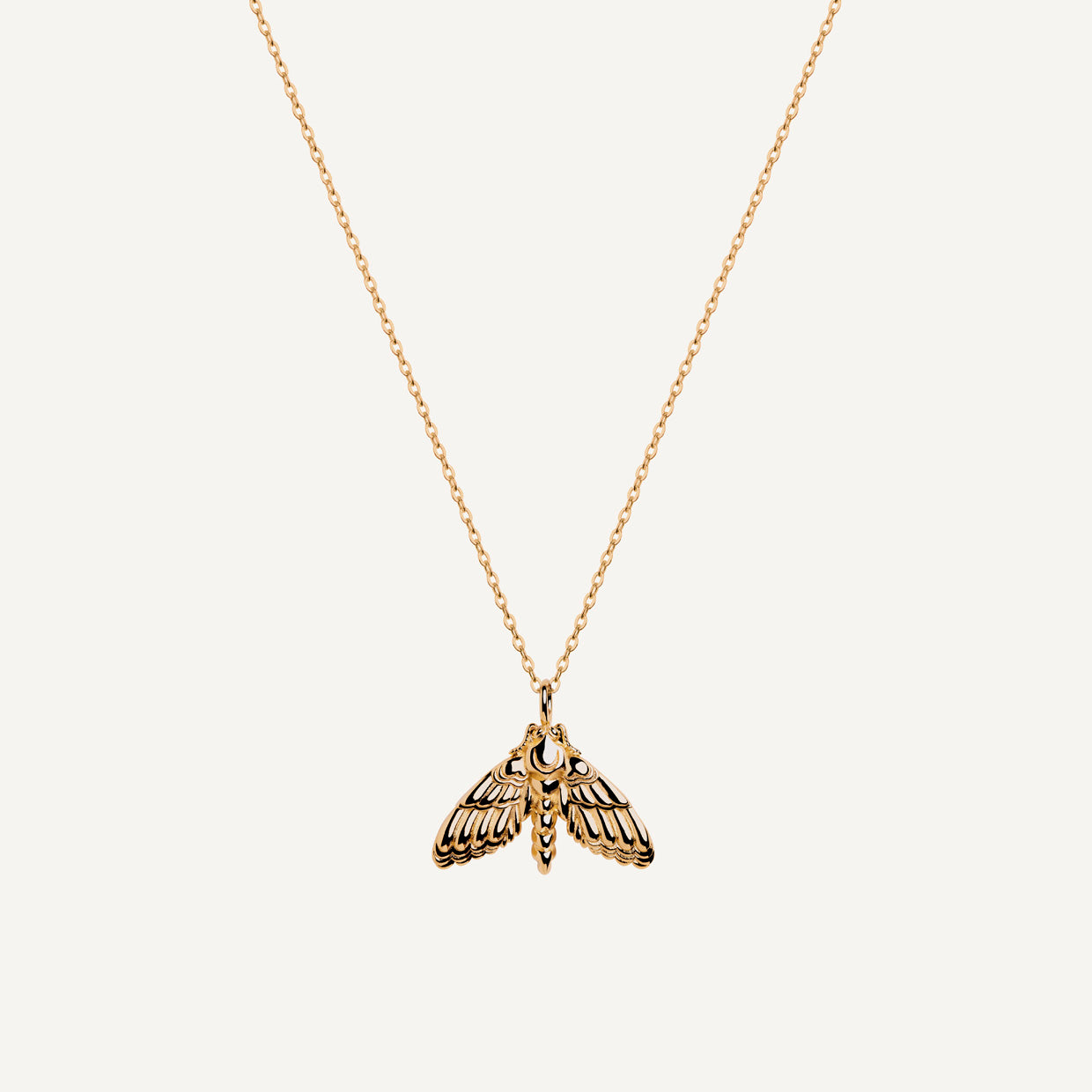 Collar Noche Gold es una pieza realizada a mano con métodos de joyería tradicional en latón, chapada en oro de 24k con una capa protectora que extiende la durabilidad del chapado