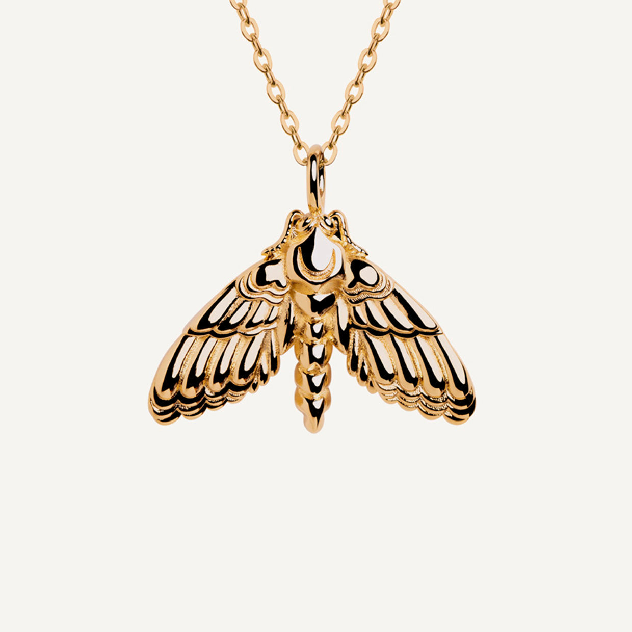 Collar Noche Gold es una pieza realizada a mano con métodos de joyería tradicional en latón, chapada en oro de 24k con una capa protectora que extiende la durabilidad del chapado