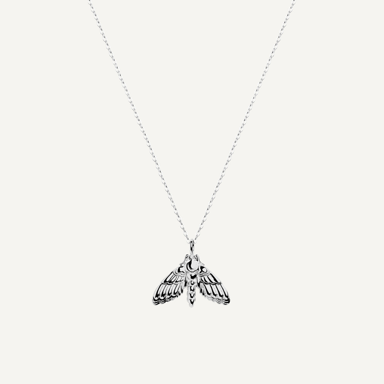 Collar Noche Silver es una pieza realizada a mano con métodos de joyería tradicional en latón, chapada en plata 925 con una capa protectora que extiende la durabilidad del chapado.