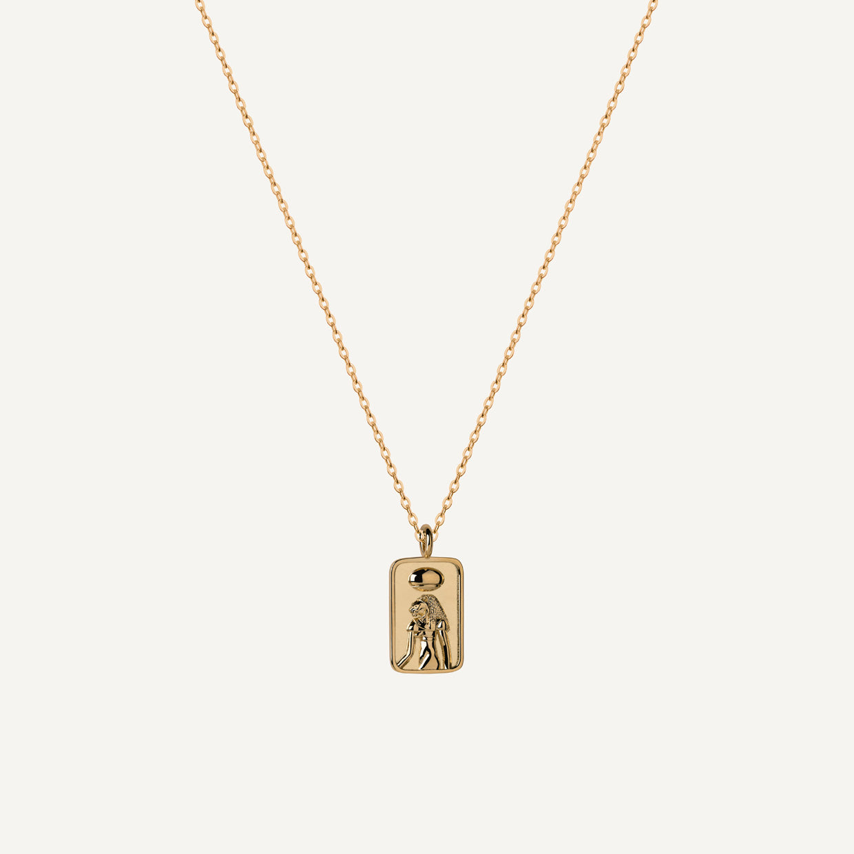 Collar Sekhmet Gold es una pieza realizada a mano con métodos de joyería tradicional en latón, chapada en oro de 24k con una capa protectora que extiende la durabilidad del chapado.