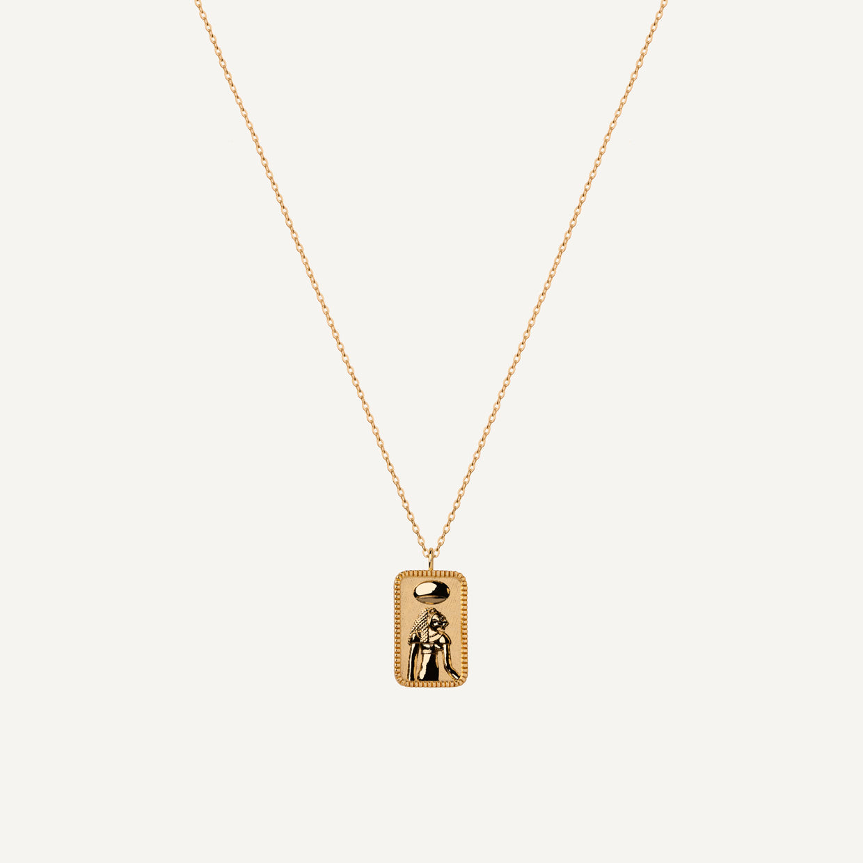 Collar Sekhmet Gold es una pieza realizada a mano con métodos de joyería tradicional en latón, chapada en oro de 24k con una capa protectora que extiende la durabilidad del chapado.