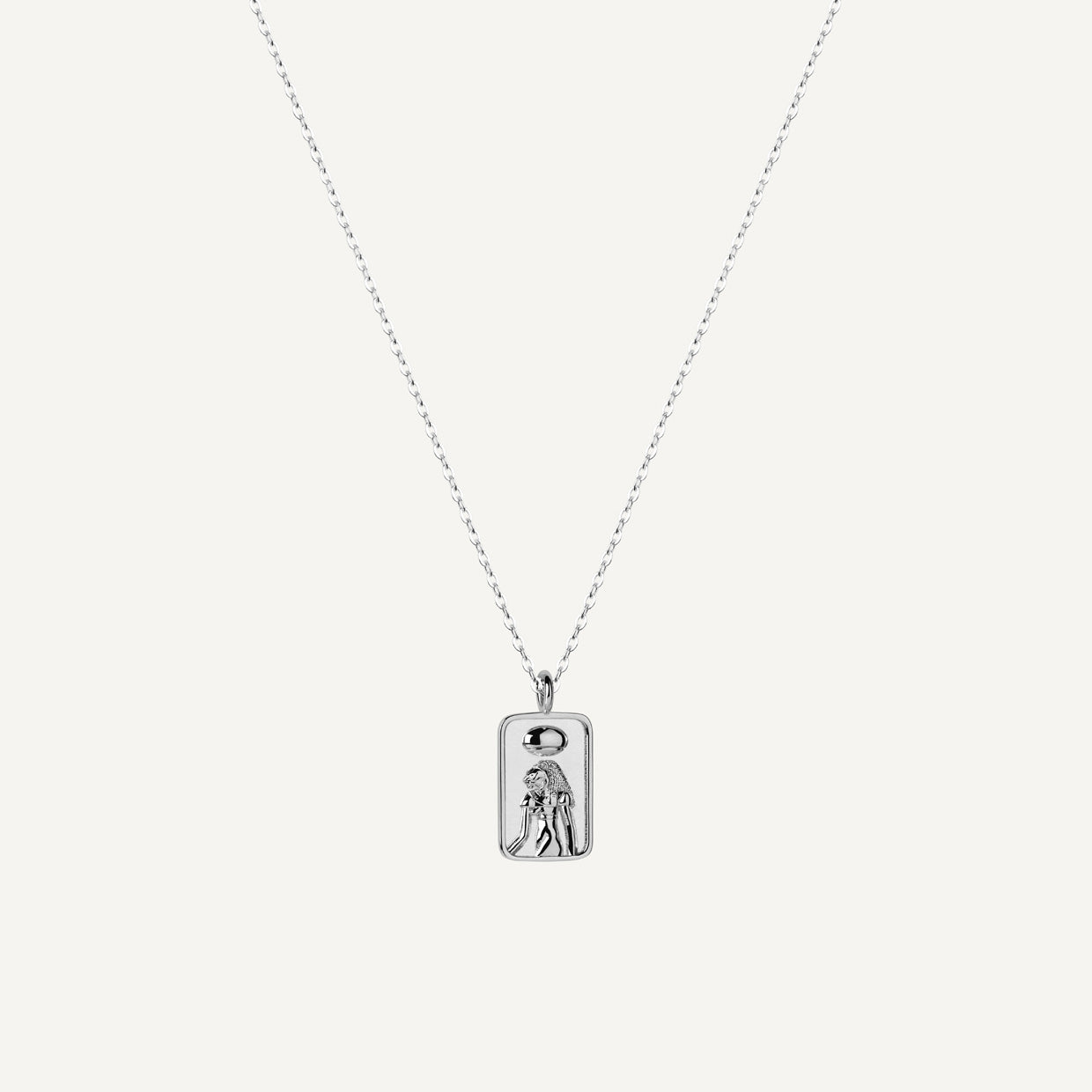 Collar Sekhmet Silver es una pieza realizada a mano con métodos de joyería tradicional en latón, chapada en plata 925&nbsp;con una capa protectora que extiende la durabilidad del chapado.