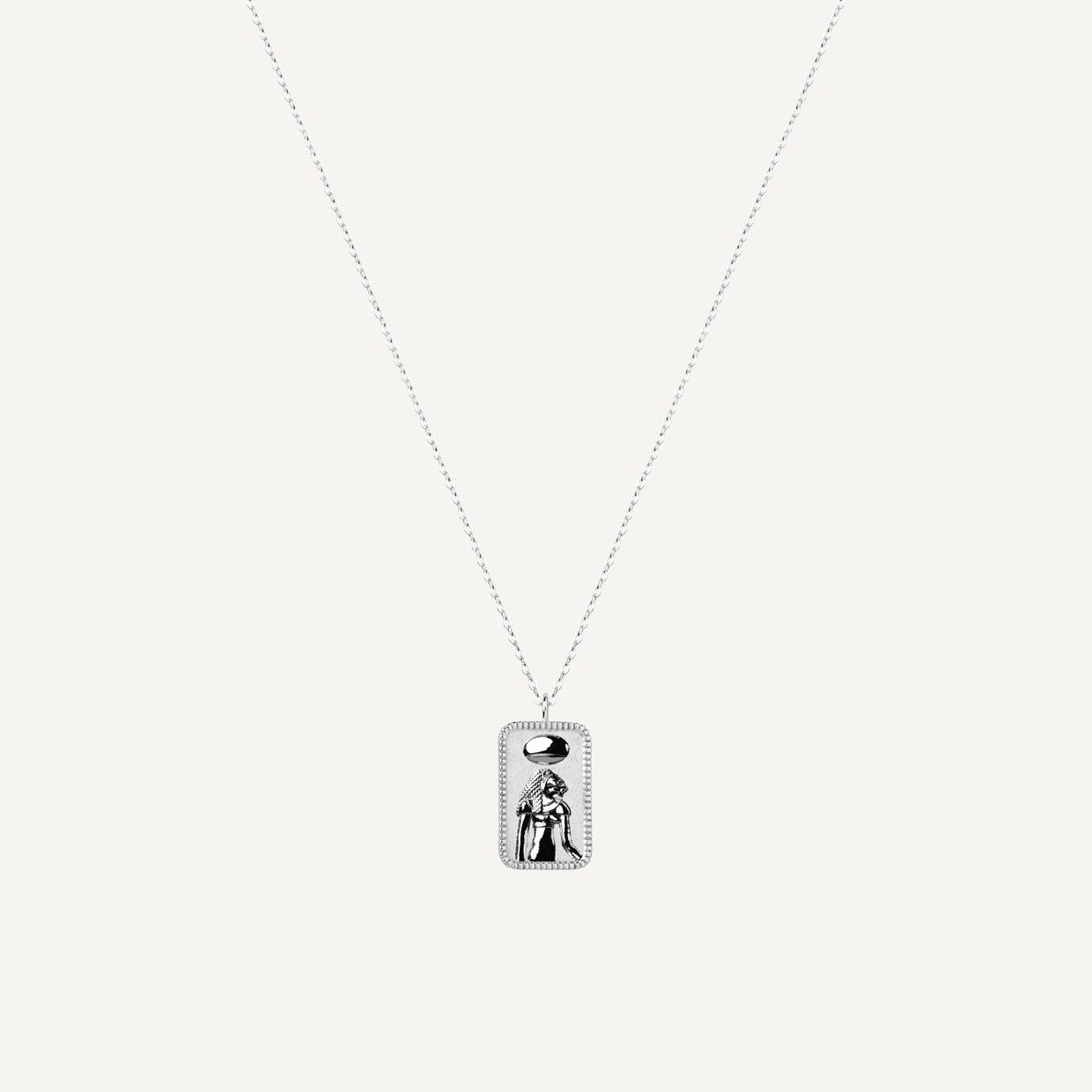 Collar Sekhmet Silver es una pieza realizada a mano con métodos de joyería tradicional en latón, chapada en plata 925 con una capa protectora que extiende la durabilidad del chapado.