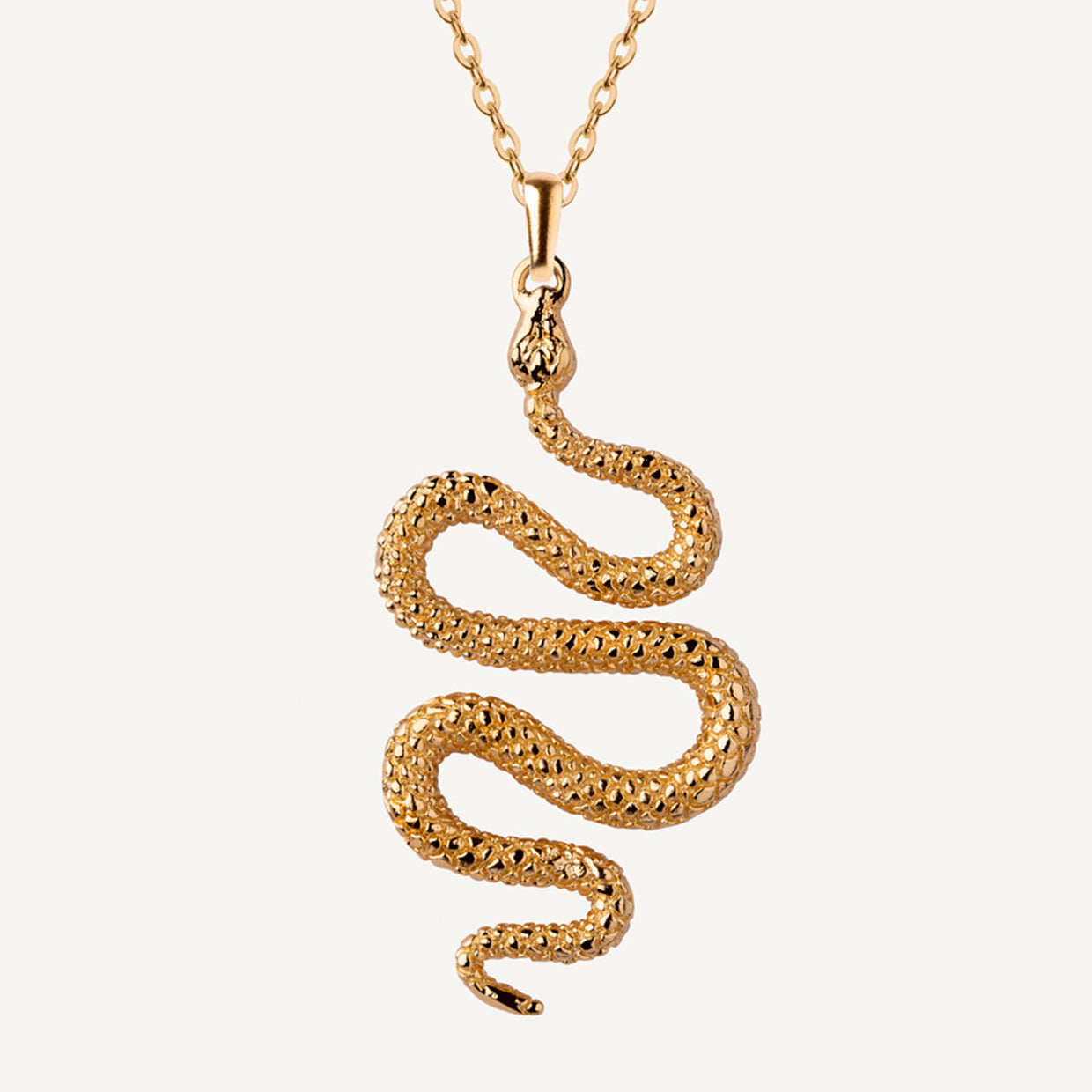 Collar Snake Gold es una pieza realizada a mano con métodos de joyería tradicional en latón, chapada en oro de 24k con una capa protectora que extiende la durabilidad del chapado.