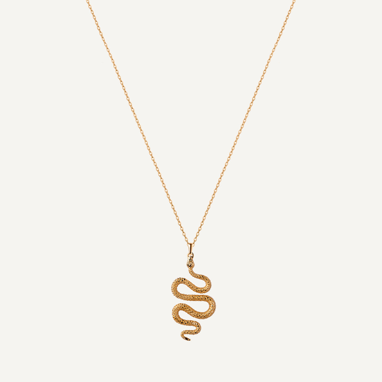 Collar Snake Gold es una pieza realizada a mano con métodos de joyería tradicional en latón, chapada en oro de 24k con una capa protectora que extiende la durabilidad del chapado.