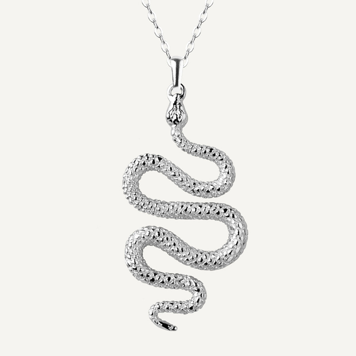 Collar Snake Silver es una pieza realizada a mano con métodos de joyería tradicional en latón, chapada en plata 925 con una capa protectora que extiende la durabilidad del chapado.