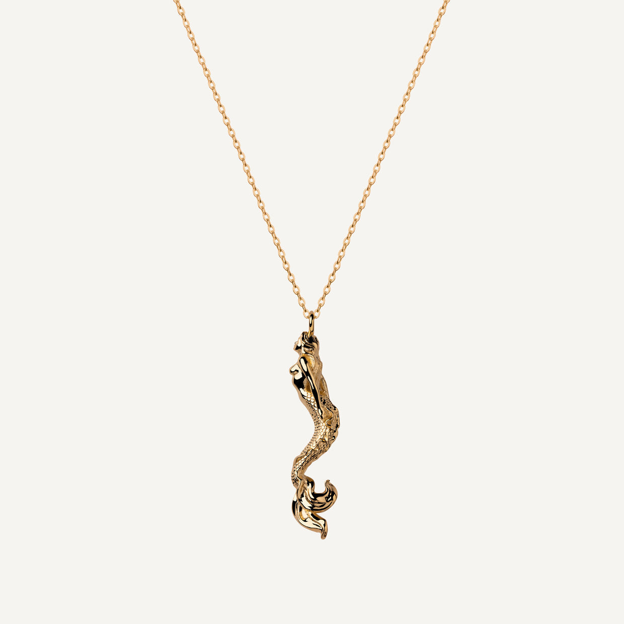 Collar Sirena Gold es un pieza realizada a mano con métodos de joyería tradicional en latón, chapada en oro de 24k con una capa protectora que extiende la durabilidad del chapado.
