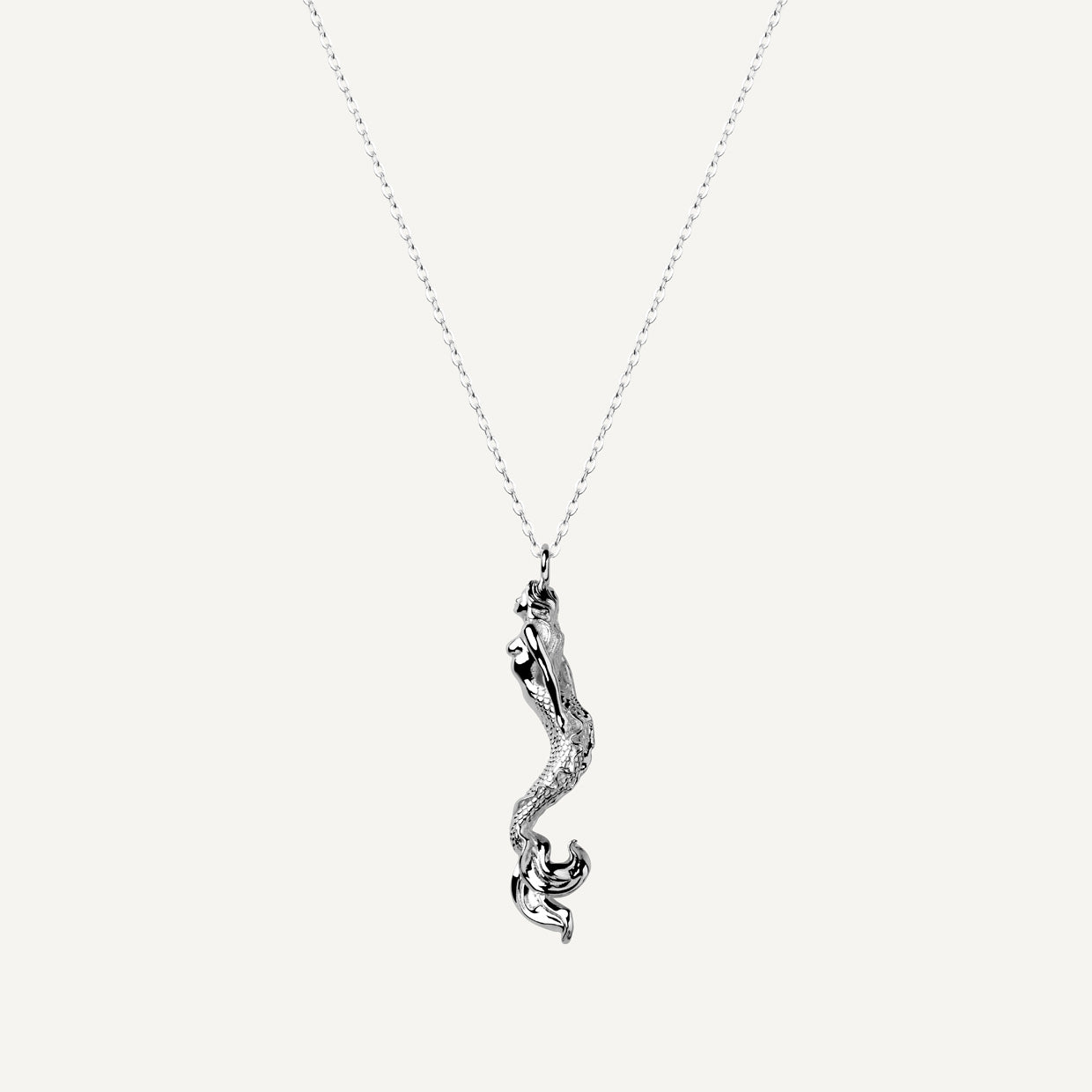Collar Sirena Silver es una pieza realizada a mano con métodos de joyería tradicional en latón, chapada en plata 925 con una capa protectora que extiende la durabilidad del chapado.
