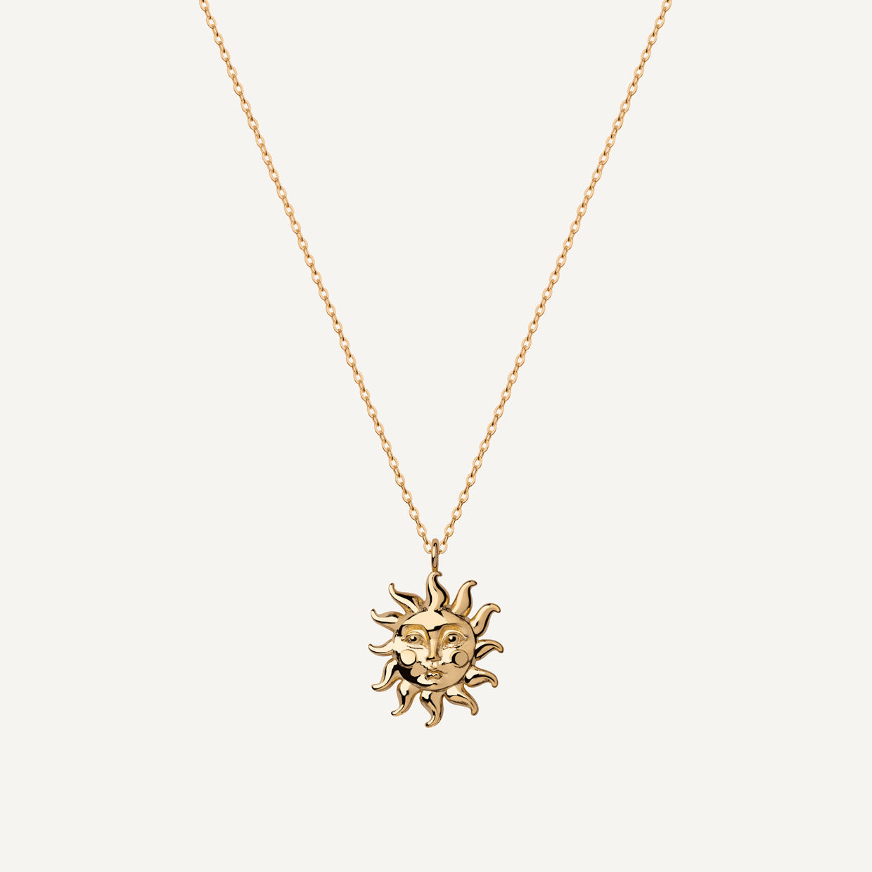 Collar Sol Gold es una pieza realizada a mano con métodos de joyería tradicional en latón, chapada en oro de 24k con una capa protectora que extiende la durabilidad del chapado.