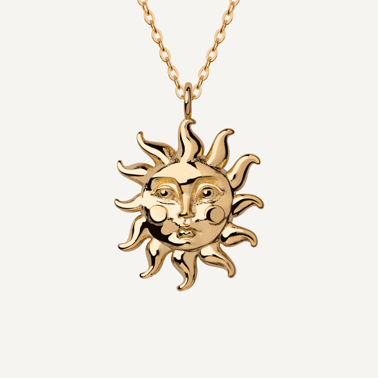 Collar Sol Gold es una pieza realizada a mano con métodos de joyería tradicional en latón, chapada en oro de 24k con una capa protectora que extiende la durabilidad del chapado.