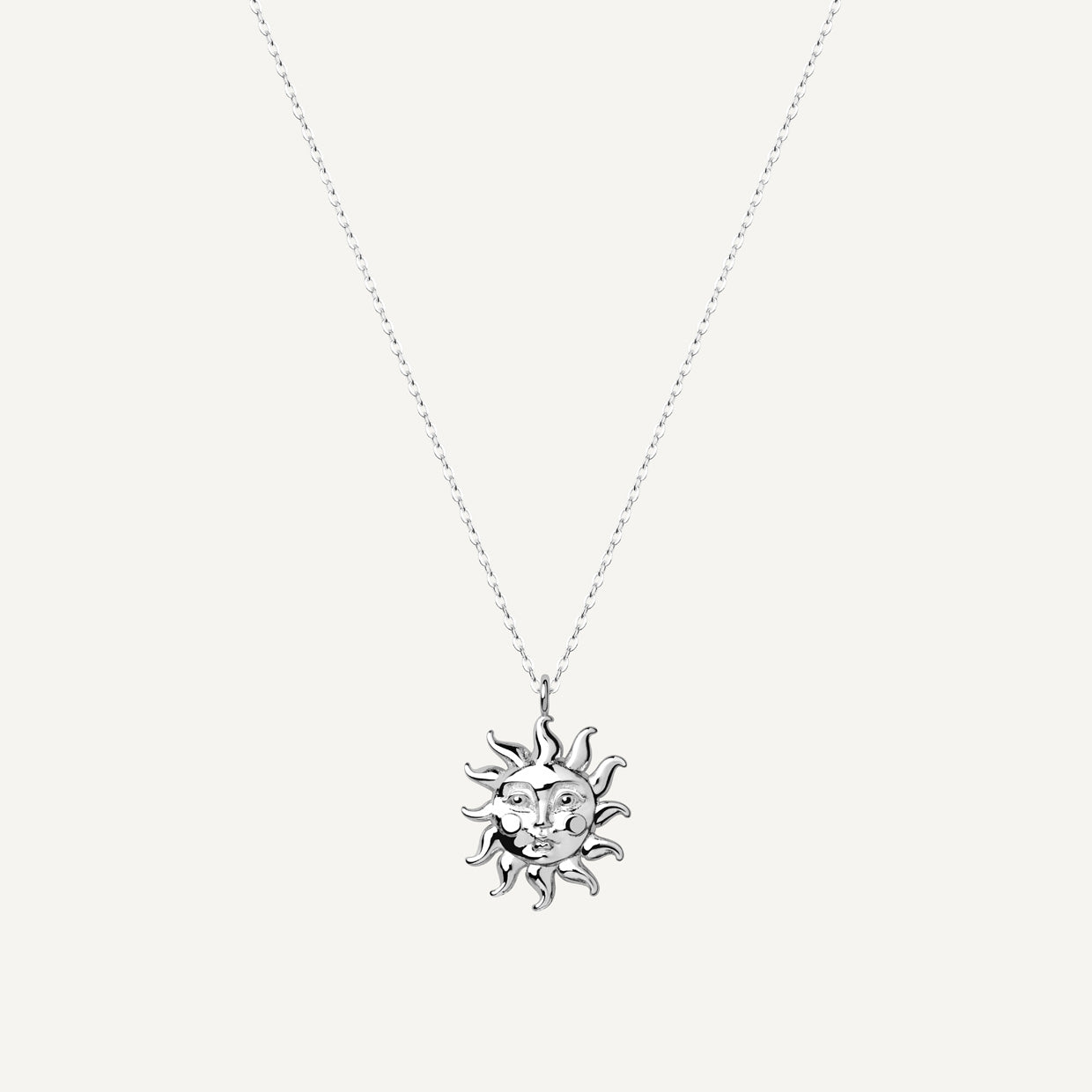 Collar Sol Silver es una pieza realizada a mano con métodos de joyería tradicional en latón, chapada en plata 925 con una capa protectora que extiende la durabilidad del chapado.