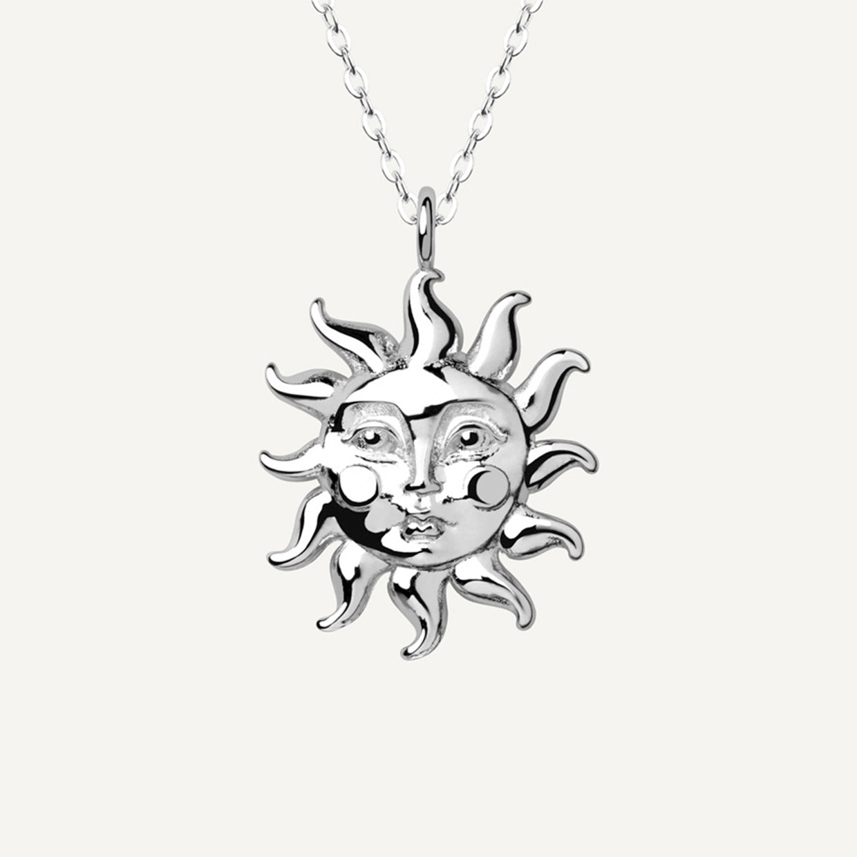 Collar Sol Silver es una pieza realizada a mano con métodos de joyería tradicional en latón, chapada en plata 925 con una capa protectora que extiende la durabilidad del chapado.