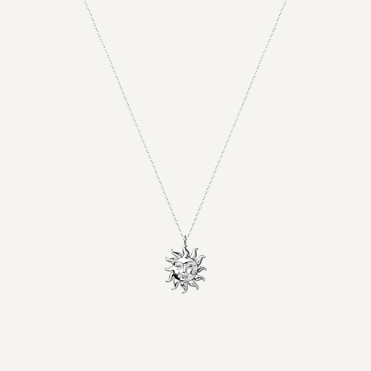 Collar Sol Silver es una pieza realizada a mano con métodos de joyería tradicional en latón, chapada en plata 925 con una capa protectora que extiende la durabilidad del chapado.