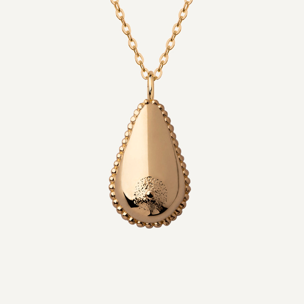 Collar Libre Gold es una pieza realizada a mano con métodos de joyería tradicional en latón, chapada en oro de 24k con una capa protectora que extiende la durabilidad del chapado.