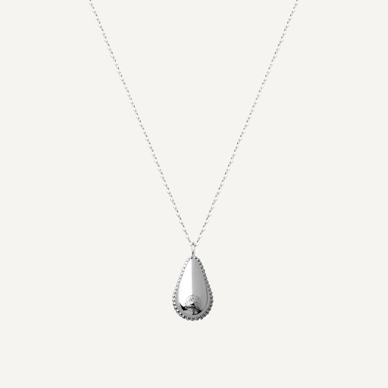 Collar Libre Silver es una pieza realizada a mano con métodos de joyería tradicional en latón, chapada en plata 925 con una capa protectora que extiende la durabilidad del chapado.