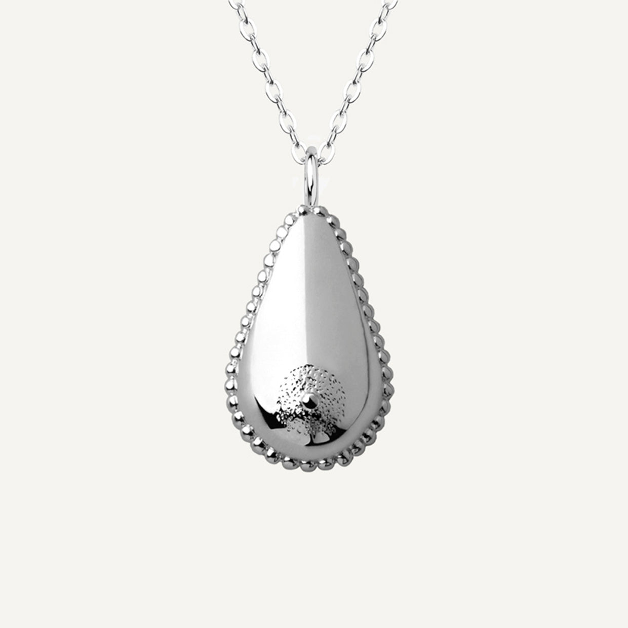 Collar Libre Silver es una pieza realizada a mano con métodos de joyería tradicional en latón, chapada en plata 925 con una capa protectora que extiende la durabilidad del chapado.