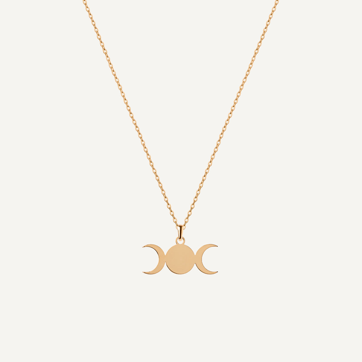 Collar Triple Diosa Gold es una pieza realizada a mano con métodos de joyería tradicional en latón, chapada en oro de 24k con una capa protectora que extiende la durabilidad del chapado.
