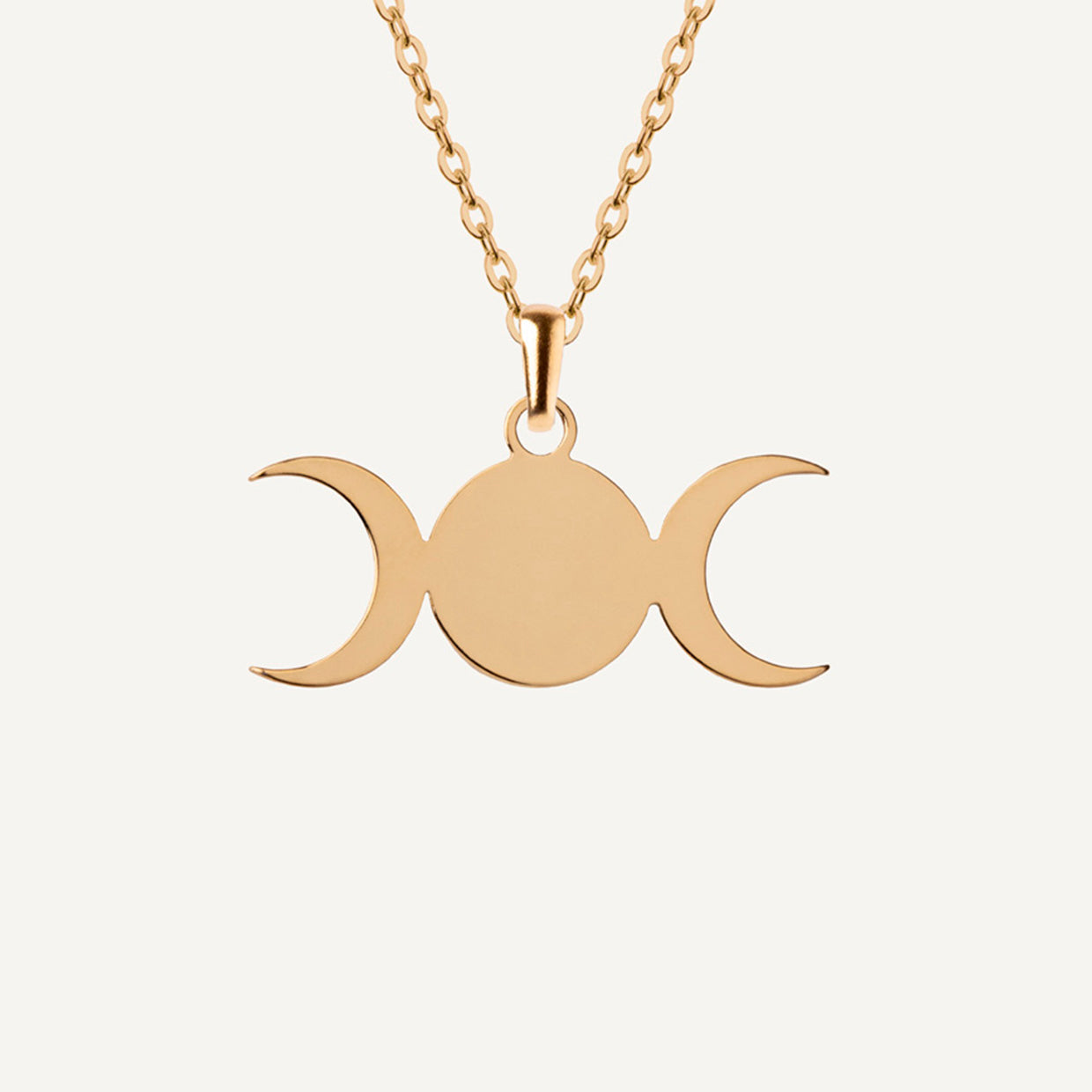 Collar Triple Diosa Gold es una pieza realizada a mano con métodos de joyería tradicional en latón, chapada en oro de 24k con una capa protectora que extiende la durabilidad del chapado.