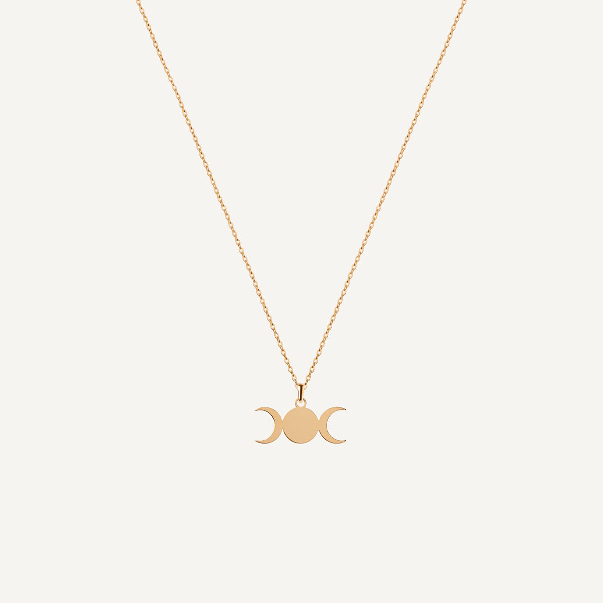 Collar Triple Diosa Gold es una pieza realizada a mano con métodos de joyería tradicional en latón, chapada en oro de 24k con una capa protectora que extiende la durabilidad del chapado.