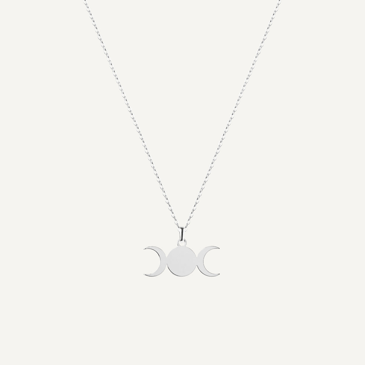 Collar Triple Diosa Silver es una pieza realizada a mano con métodos de joyería tradicional en latón, chapada en plata 925 con una capa protectora que extiende la durabilidad del chapado.